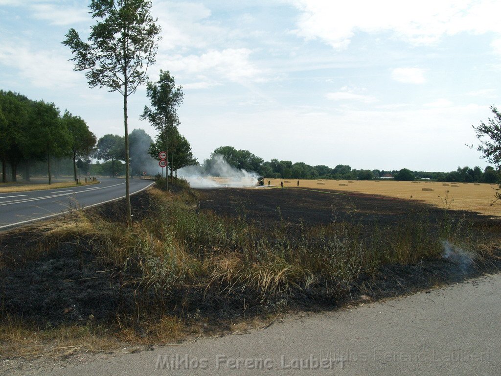 Bodenfeuer ausgeloest durch Strohballenpresse Koeln Holweide Colonia Allee P01.JPG